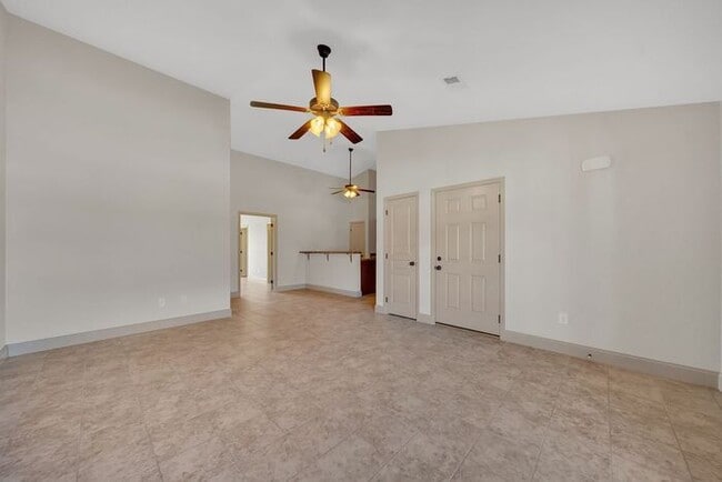 Building Photo - Hillrise Apartment 1 BR/1.5 Bath One Level with Attached Garage