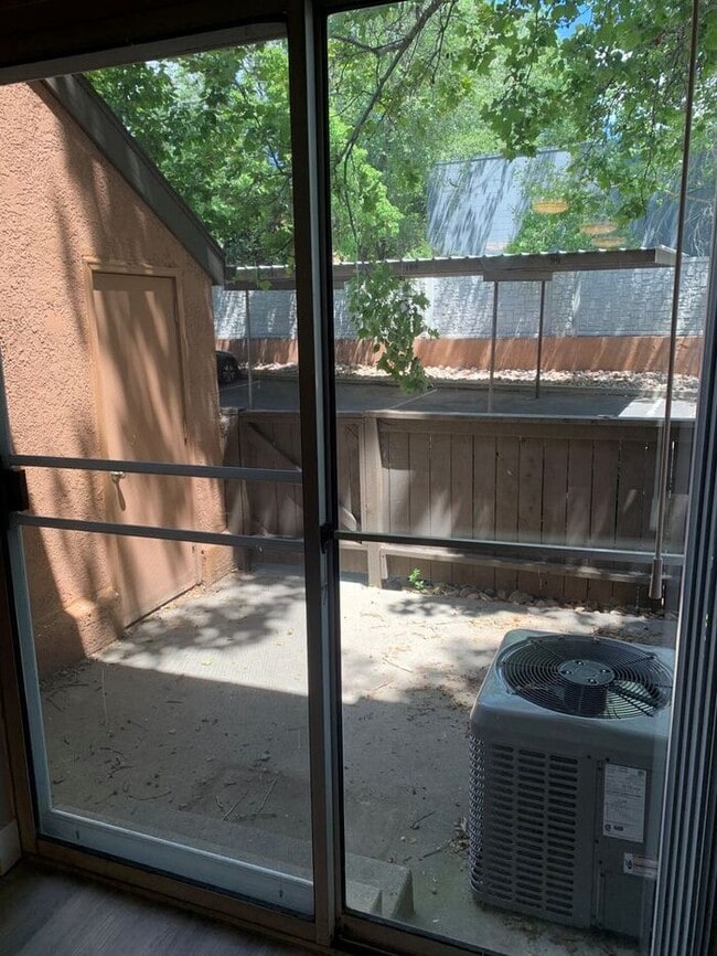 Building Photo - Spacious 2 Bed 1.5 Bath Townhome in Murray...