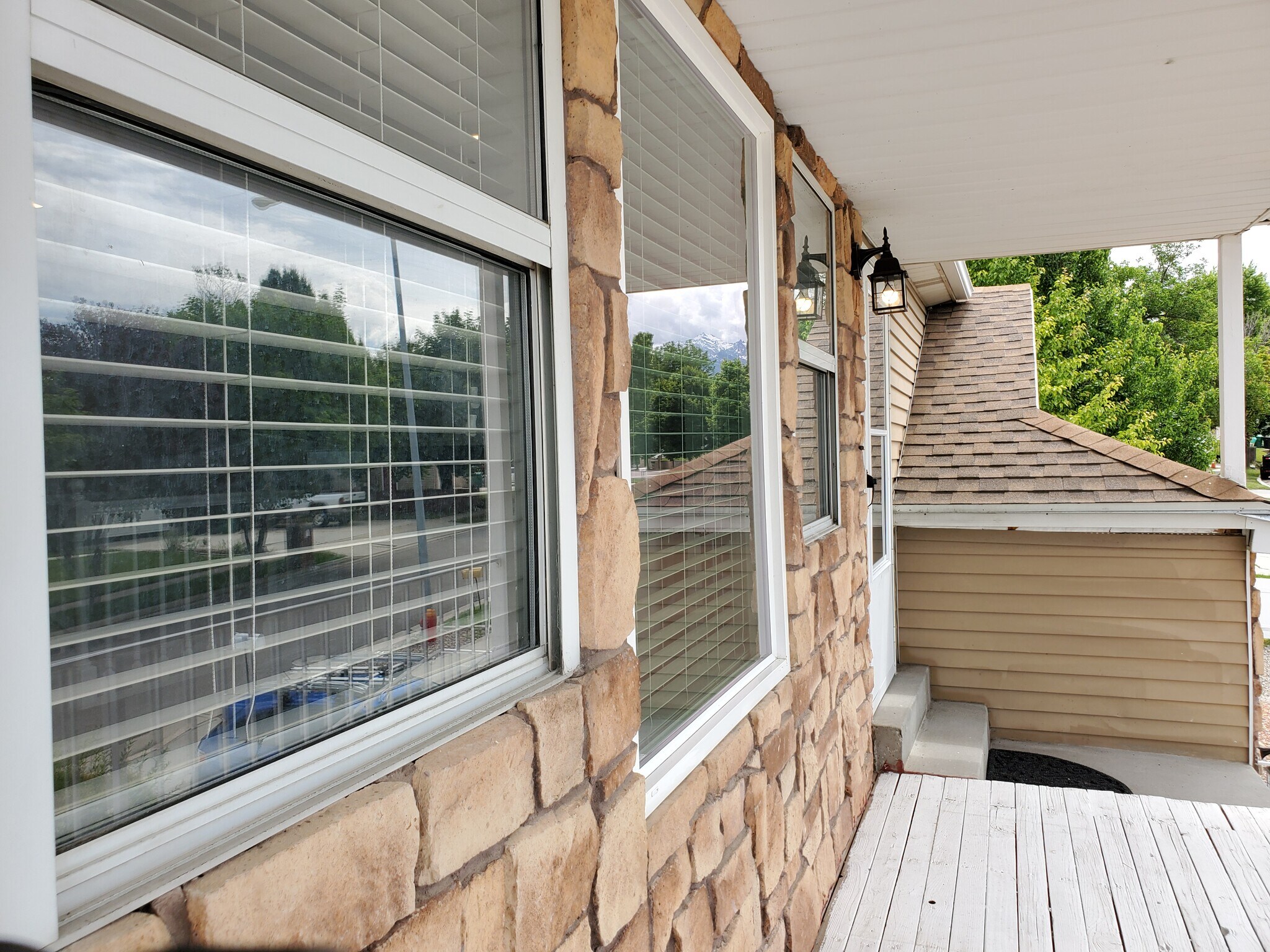 Building Photo - 940 W Red Oaks Dr