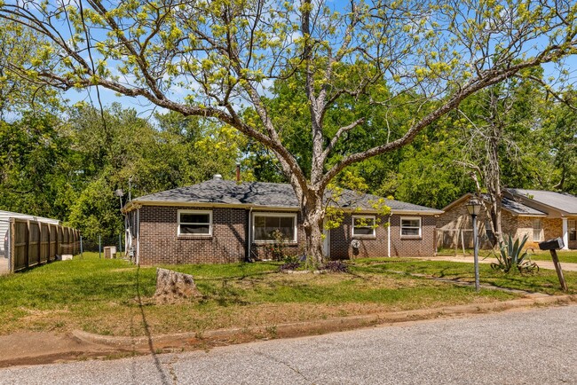 Building Photo - Charming & Newly Renovated 4 Bedroom 2 Bat...
