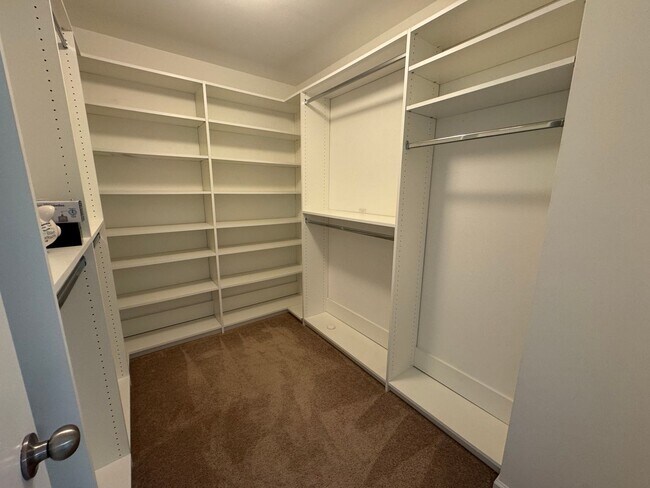 Building Photo - **Move-In Special of $500 off the first full months rent**