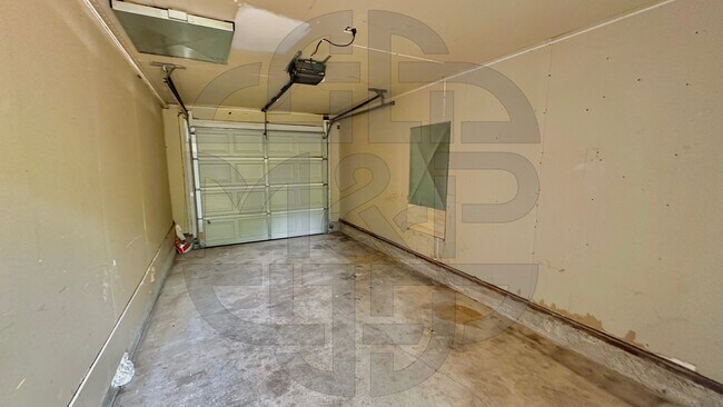 Building Photo - 1102 N Crestway St