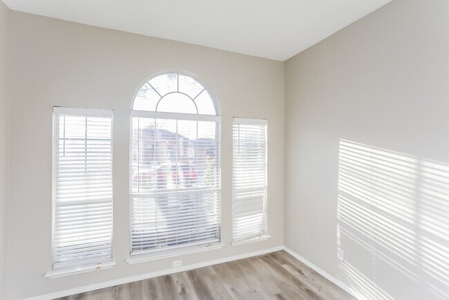 Building Photo - 708 Brees Dr