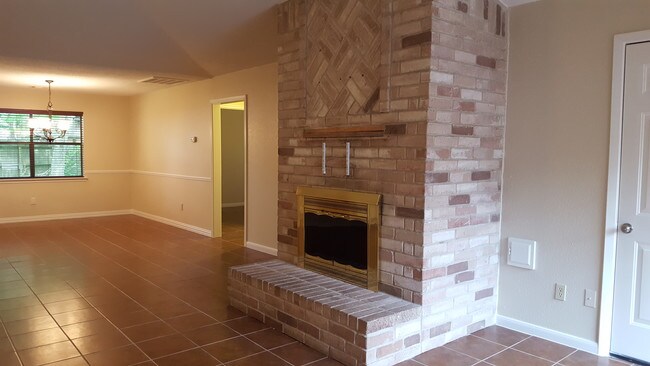 Building Photo - 2102 Rolling Glen Dr