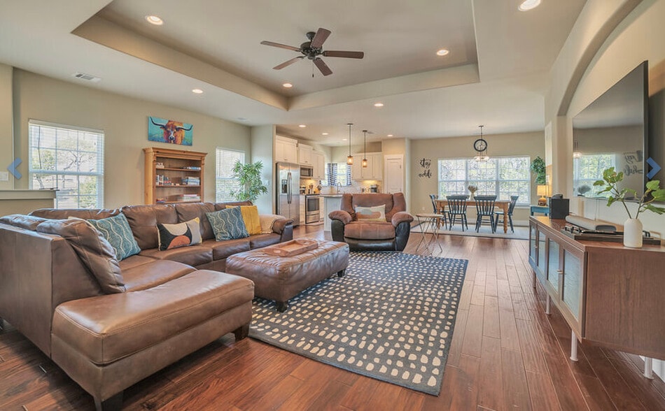 Large living area - 4301 Mansfield Dam Rd