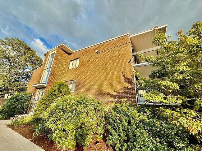 Building Photo - 160 Elm St