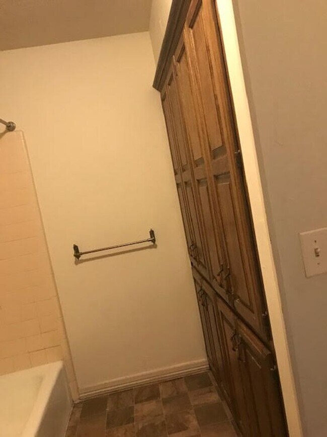 Building Photo - 2 Masters - Lawn Care Provided  - 3 bds/3 baths