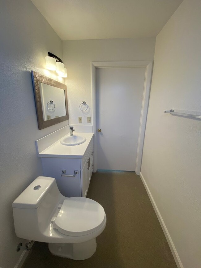 Building Photo - Renovated 2 Bedroom at La Tierra Gardens