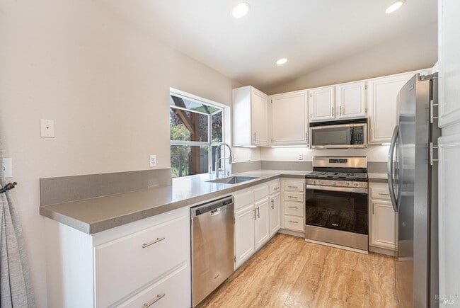 Building Photo - 943 Foothill Dr