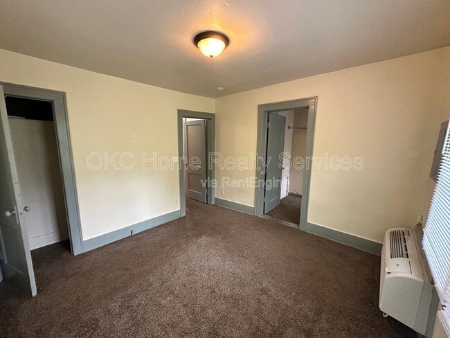 Building Photo - 2114 Glen Ellyn St