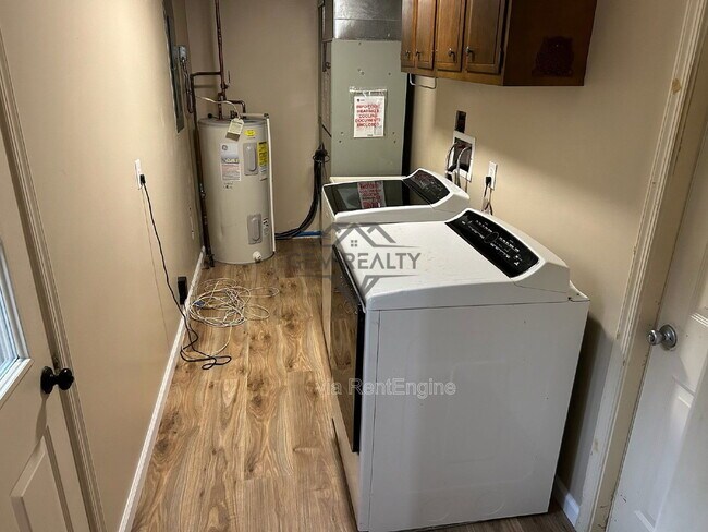 Building Photo - 100 Kendallwood Dr