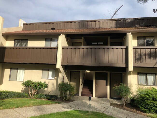 Primary Photo - 1001 E Evelyn Ter