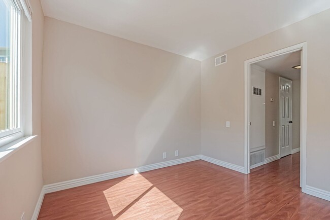 Building Photo - BEAUTIFUL REMODELED TWO STORY TOWNHOME IN ...