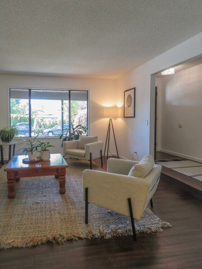 Building Photo - 4 Bedroom Tualatin Home Available - Inquir...