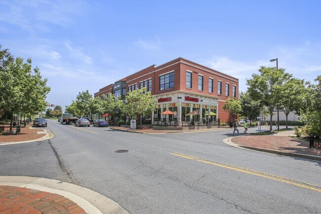 Building Photo - Spacious & Sunny 2Bed/2Bath End Unit in The Village at Town Center