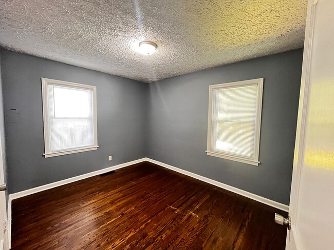 Building Photo - 2 Bedroom Home Dixie High Way