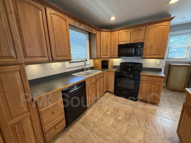 Building Photo - 86 School St