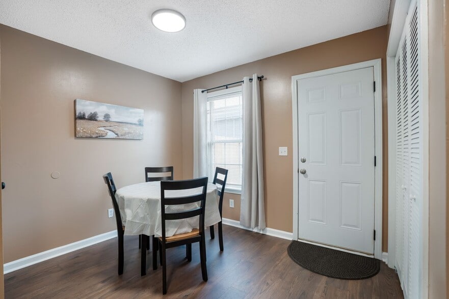 Building Photo - 284 Raleigh Dr