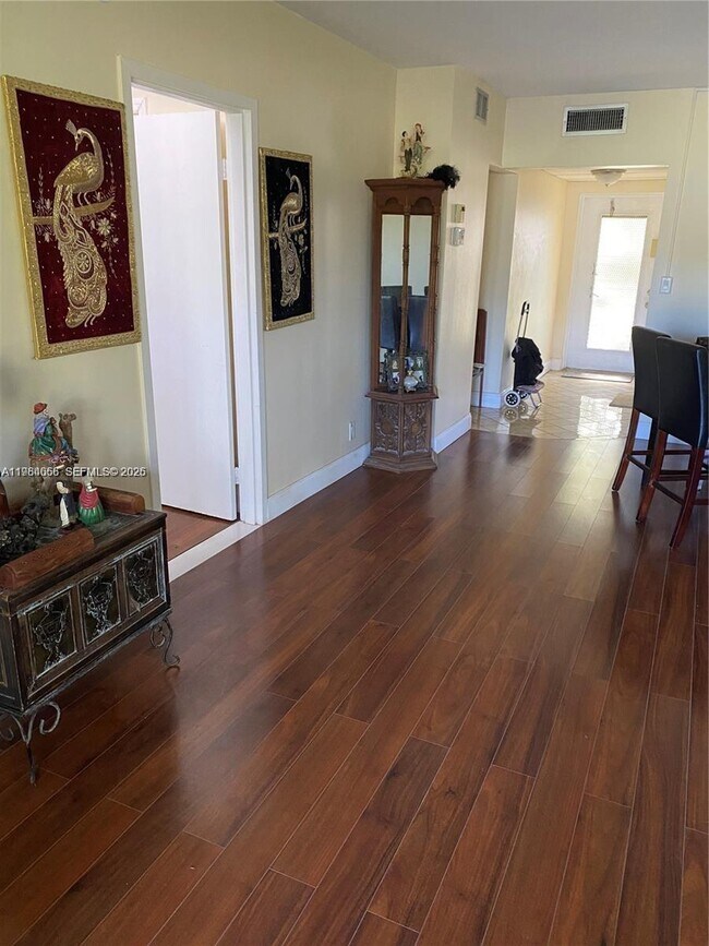 Building Photo - 1035 Country Club Dr