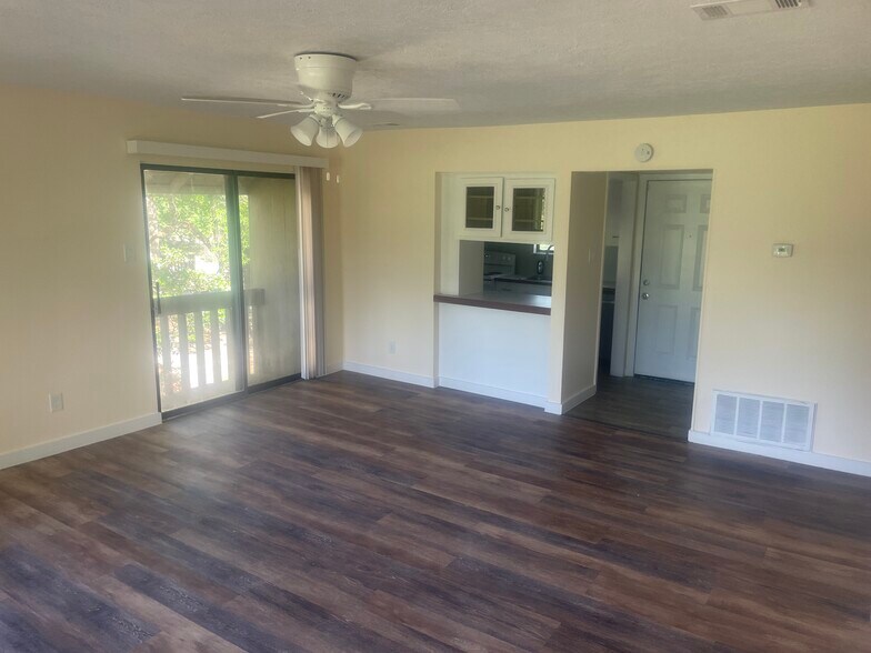 Living room/dining nook - 1500 S Diamondhead Blvd
