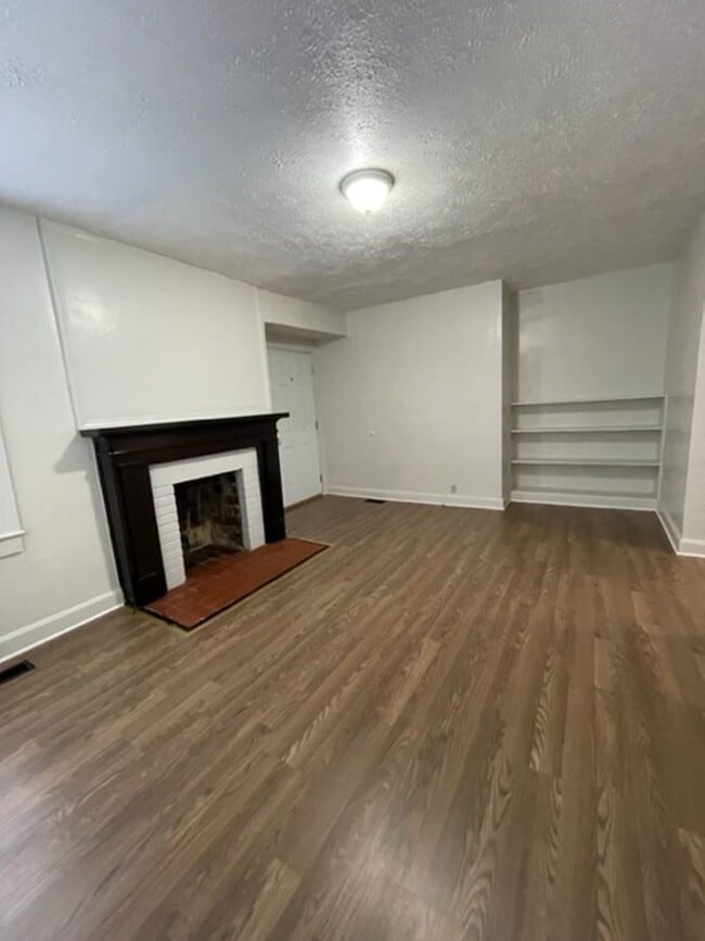 Building Photo - 2 bedroom, 1 bath home Short term or Long term lease options - Call Debra Johnson 865-591-8281