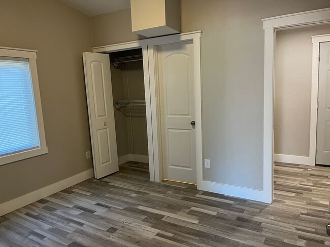 Building Photo - This cozy fully renovated home is just wha...
