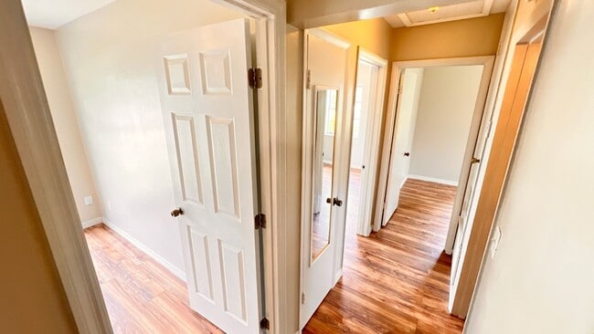Building Photo - Lovely 2 Bedroom + Bonus Room, 1 Bathroom ...