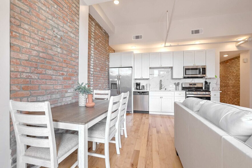 Building Photo - 1050 Annunciation St