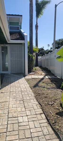 Side yard - 4640 Eastbourne Bay