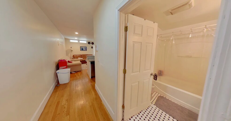 Building Photo - 62 Egmont St