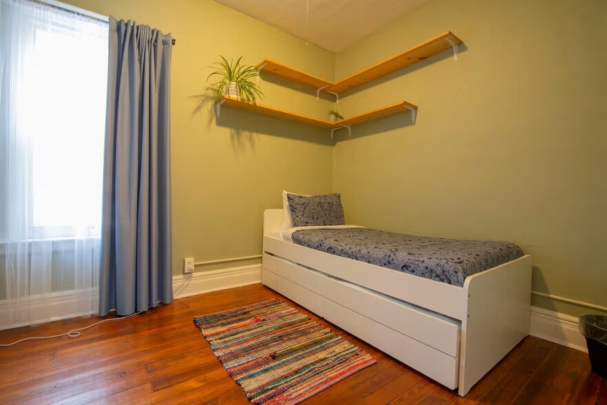 Bedroom #3. Flexible sleeping arrangement. Use as a twin bed. - 203 W Tupper St