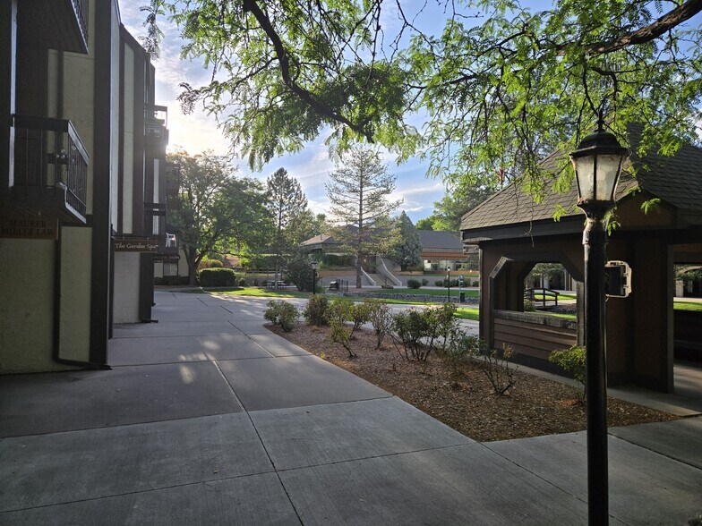 Building Photo - 3146 Lakeside Dr