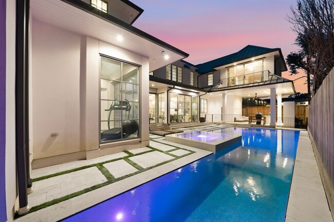 Building Photo - 2615 Yupon St