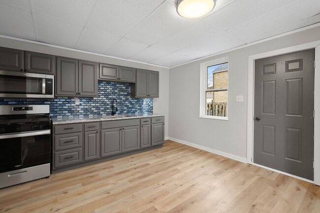 Building Photo - SCORE 1ST MONTH'S RENT FREE IF SIGNED BY JAN 9! Beautiful 2 bedroom home in Coraopolis available ...