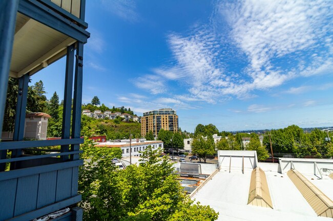Building Photo - 1 Bedroom with den close to SW! Walking distance to Providence Park!