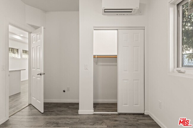 Building Photo - 929 W 23rd St