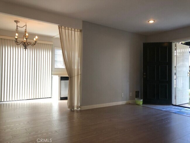 Building Photo - 21 Streamwood-