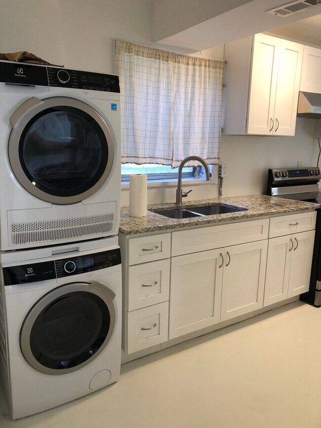 Building Photo - West Lake