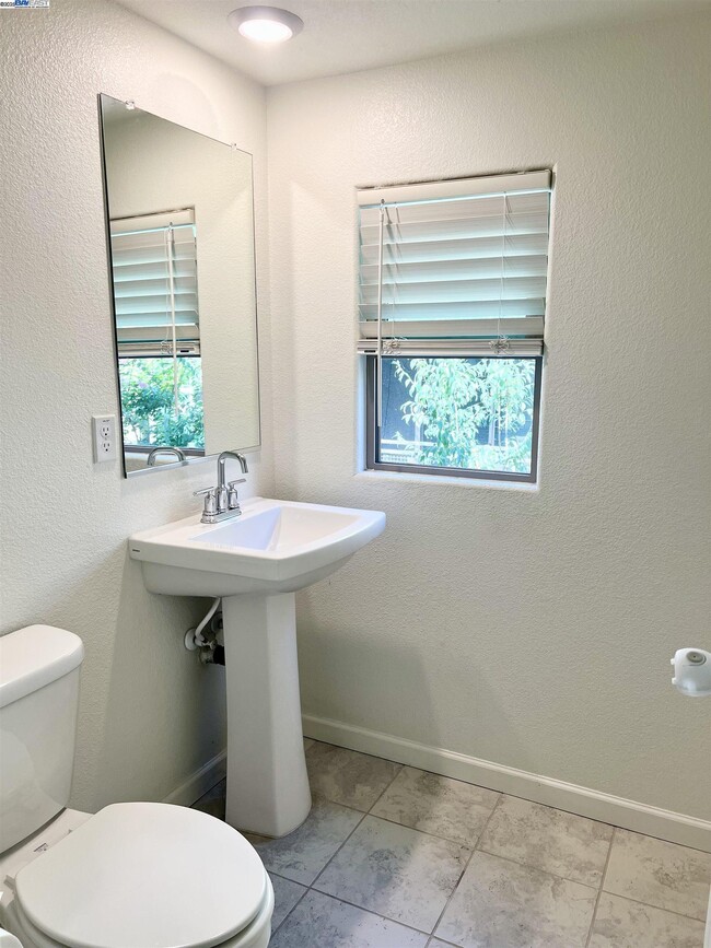 Building Photo - 25350 Parklane Dr