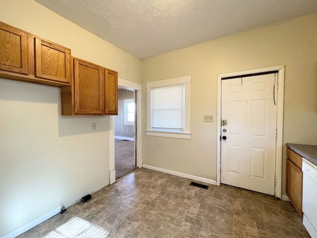 Building Photo - Large 3 Bedroom