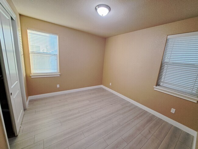 Building Photo - 677 Addison Ln