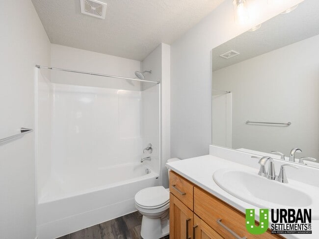 Building Photo - Woodlawn Duplex