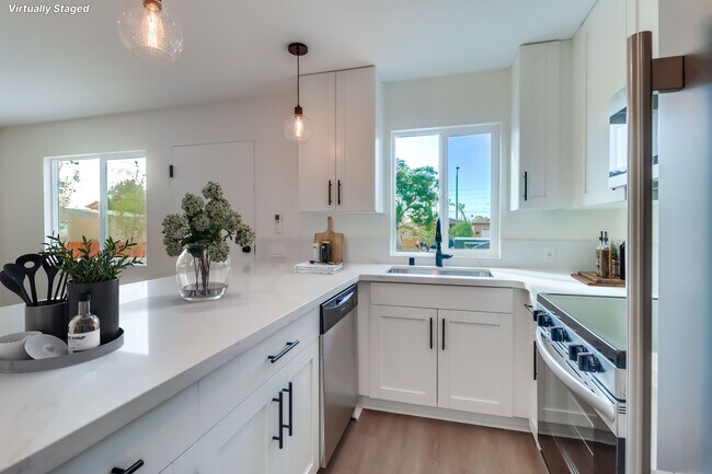 Building Photo - 3042-3044 J St