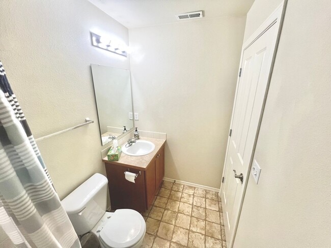 Building Photo - Spacious Condo Available Now!