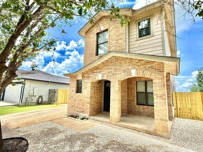 Building Photo - House in SE Austin Near Airport and Tesla!