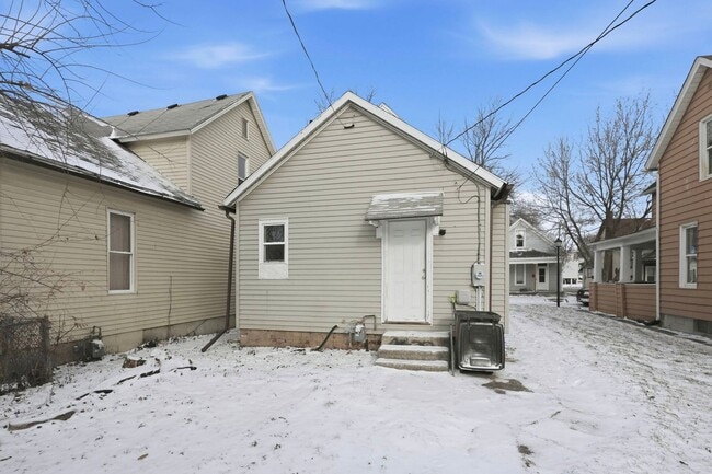 Building Photo - Freshly Renovated 3-Bedroom House - MOVE IN SPECIAL