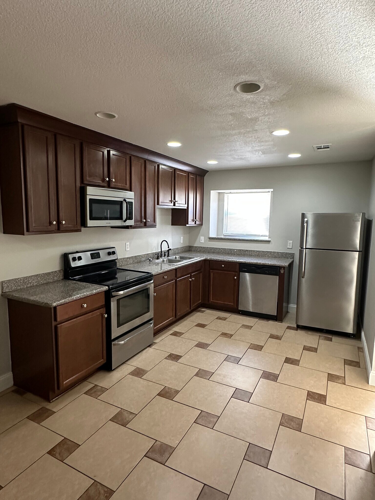 Building Photo - 11620 Chemstrand Rd