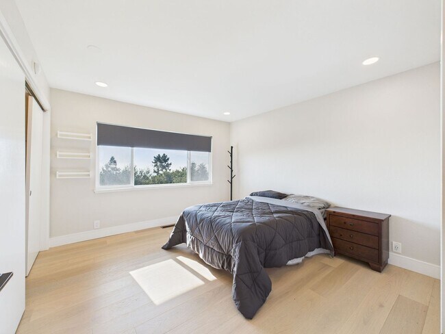 Building Photo - 3325 Brunell Dr