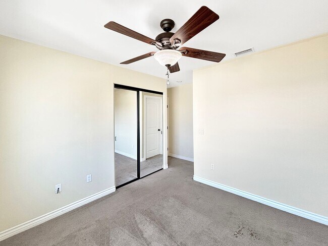 Building Photo - Stunning 4BD/3.5BA Townhouse in Pacific Be...