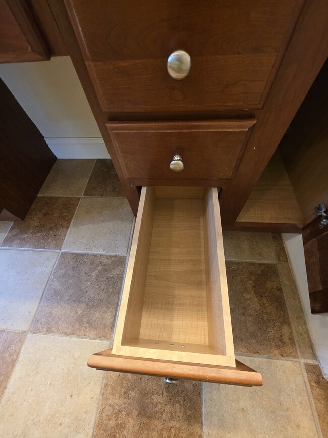 Building Photo - Spacious 4-Bedroom Home for Rent in Kings ...